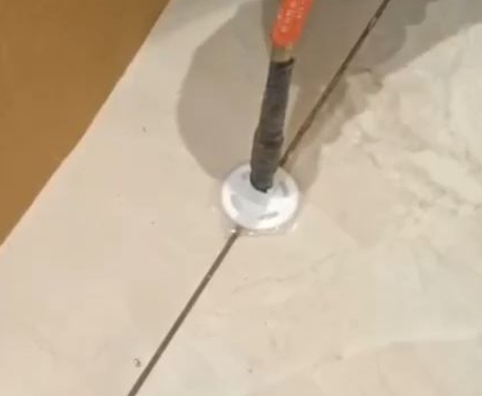 通州瓷砖空鼓维修公司专业解答瓷砖在铺贴过程中，如果没有涂抹均匀到位的粘结材料（如水泥砂浆或瓷砖胶），可能会导致以下问题