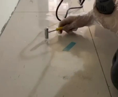 通州瓷砖开裂维修公司专业分享瓷砖在铺贴前如果没有沥干水分，将会导致以下问题